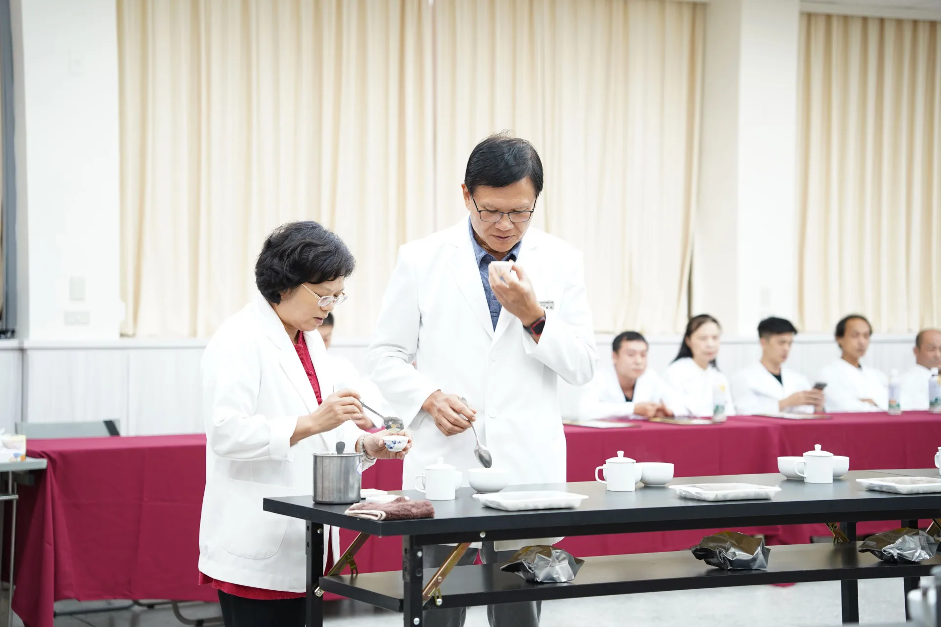 東方美人茶葉身呈白、綠、黃、紅、褐五色相間，茶湯呈琥珀色，帶有天然的蜂蜜香與熟果味。