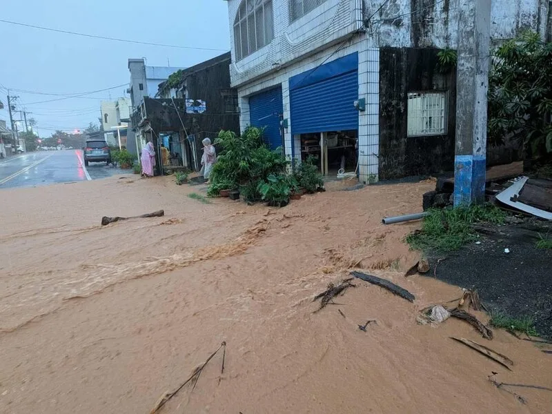 台東從20日深夜開始雨勢未歇，截至21日上午台東市累積雨量170毫米，台9線十股路段等多處地方積水。民眾提供