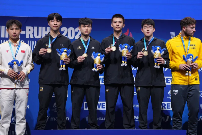 台灣桌球男子代表隊20日在德國世大運團體決賽，以3比2擊敗中國，拿到賽史首面金牌，站上頒獎台的最高位置。大專體總提供