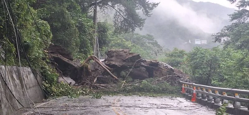 台20線186公里處（南橫公路下馬路段）21日上午7時發生邊坡坍方，導致雙向道路阻斷無法通行。邱彥紘提供