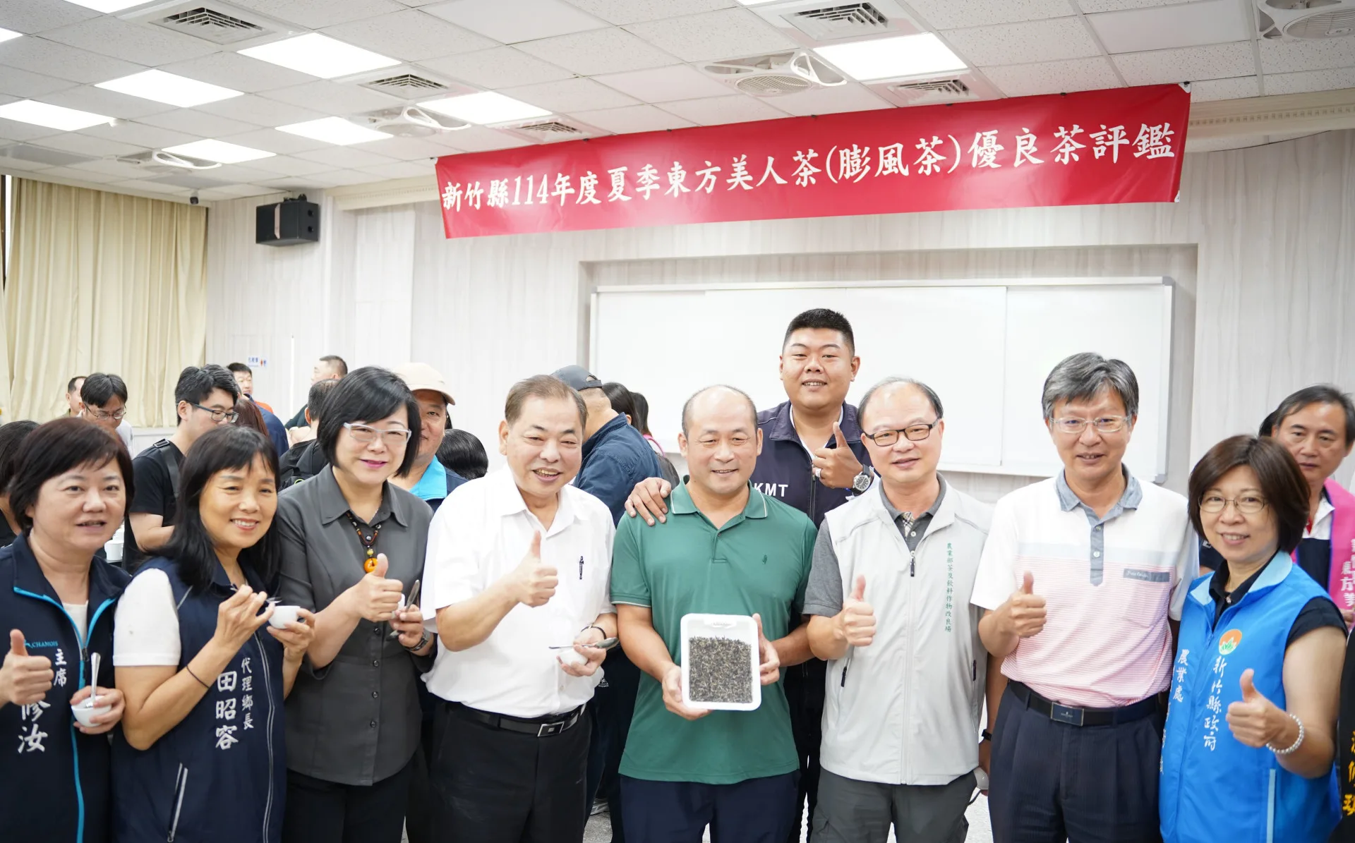 2025年夏季東方美人茶新竹縣特等獎得主楊世瑩為峨眉茶農，目前經營「瑩記茶業」。