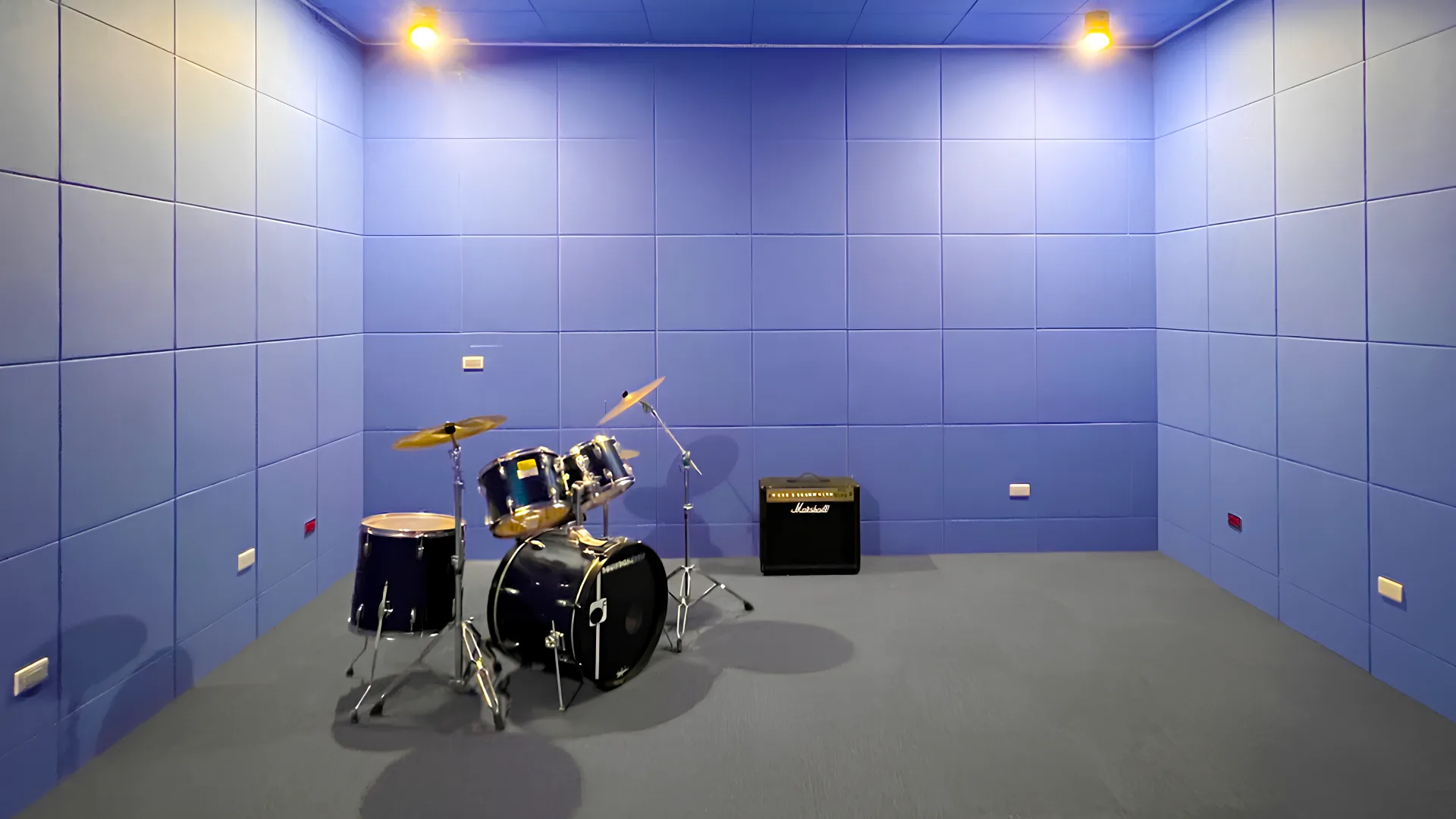 室內配備了基本的器材和專業設備,確保使用者能夠無縫進行音樂創作與練團。設備包含樂器架、多顆高性能擴大音箱、專業級揚聲器等。翻攝自花蓮流行音樂AI實驗基地