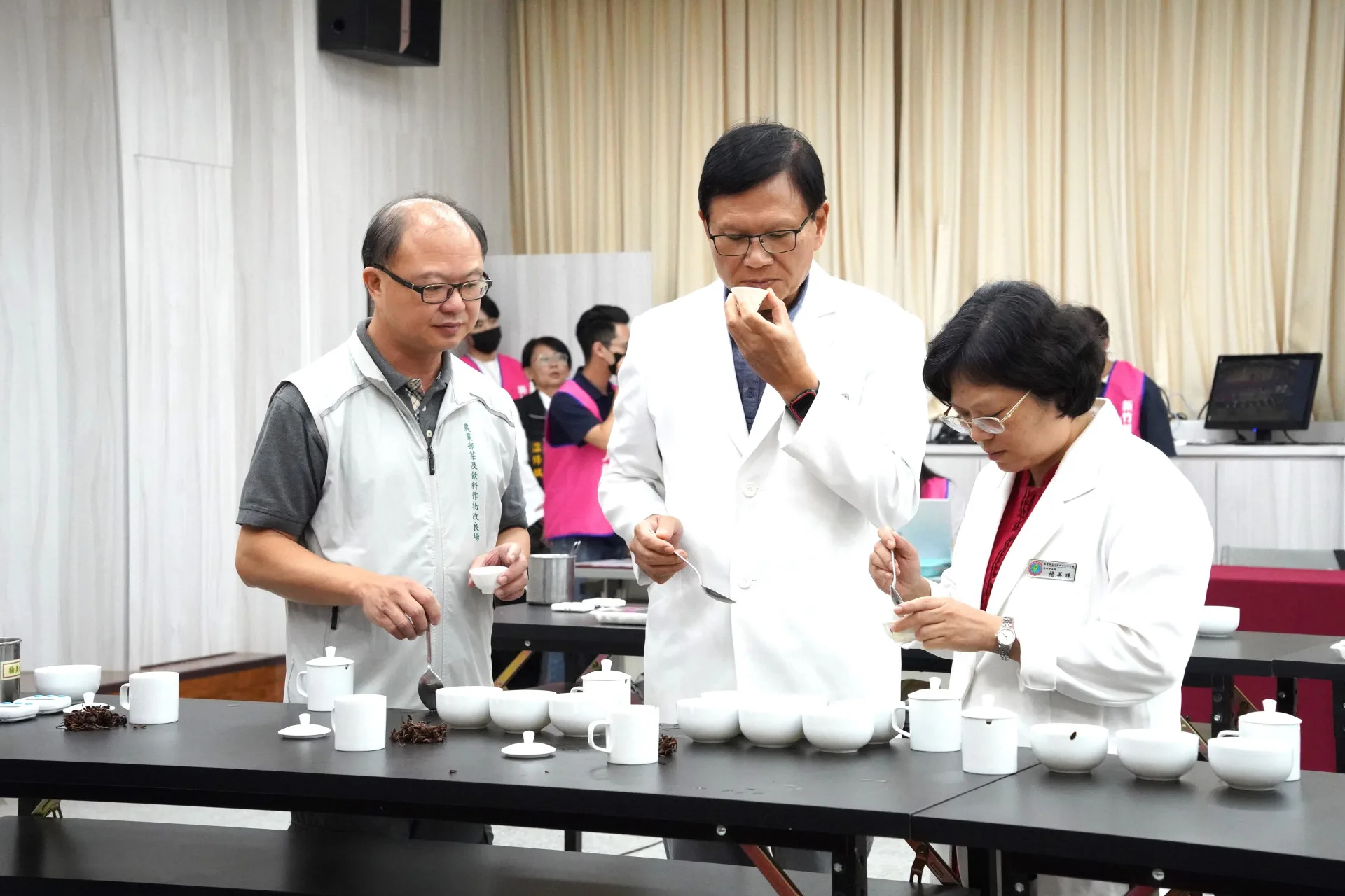 評審委員仔細的評選參賽的茶葉。