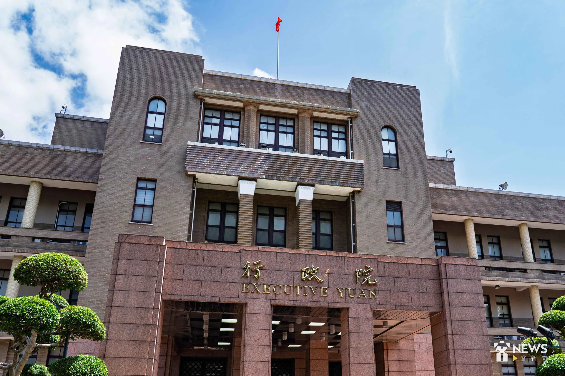行政院在2000年5月11日第2681次院會通過《行政院客家事務委員會籌備處暫行組織規程》及《行政院客家事務委員會組織條例》草案。客新聞資料照