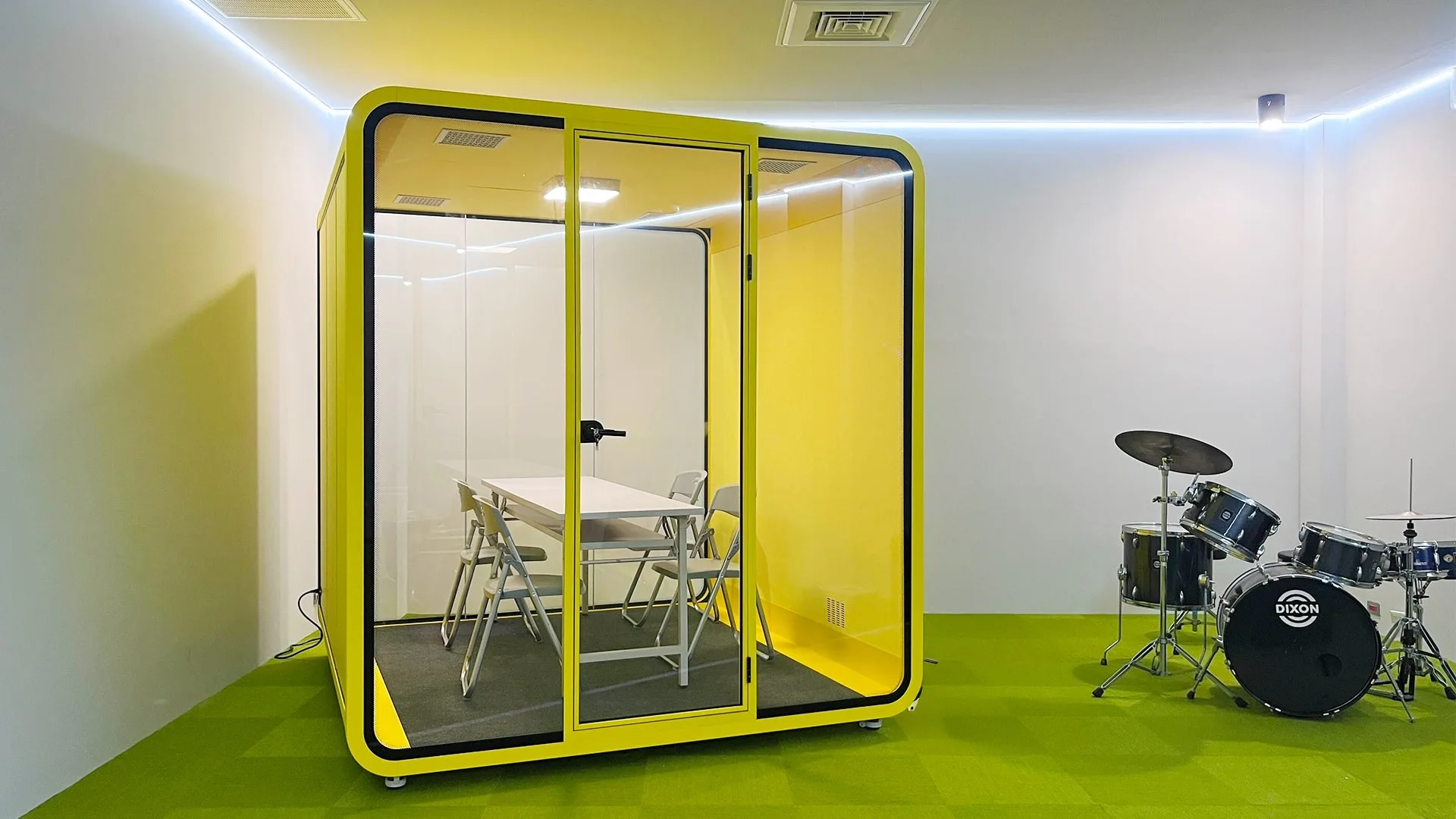 基地建置了專業的錄音空間。此空間以柔和的軟裝為主。配備了基本錄音邊取所需的設備,為音樂人提供一個與 AI 即興演奏的創作空間。翻攝自花蓮流行音樂AI實驗基地