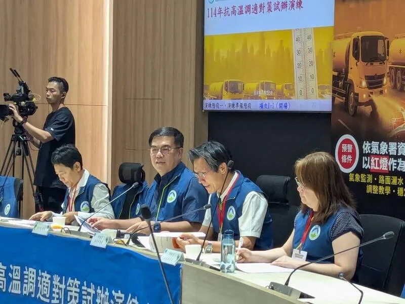環境部22日舉辦抗高溫調適對策試辦演練，部長彭啓明（右3）表示，若等到氣溫達40度才開始準備，將相當艱困。中央社