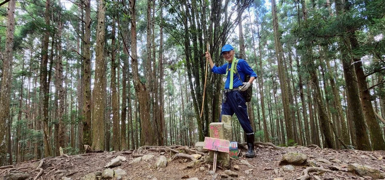 76歲勇腳阿伯邱義春連續4年完登所有任務步道。新竹縣政府提供