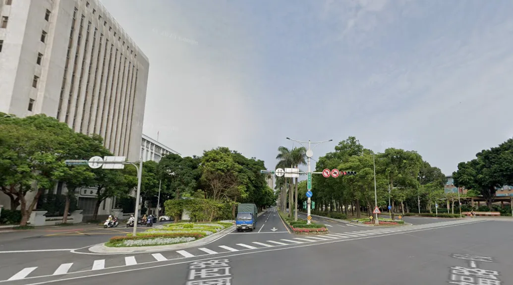 還路於民行人路權促進會表示，肇事路口行穿線長達75公尺，且未設庇護島，極不合理。翻攝Google街景圖