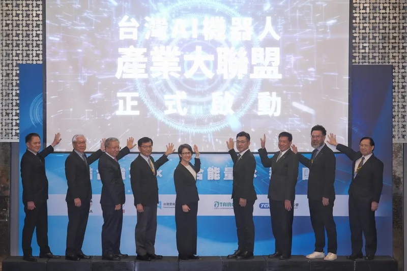 副總統蕭美琴（中）21日在台北，出席「台灣AI機器人產業大聯盟成立大會」，與立法院副院長江啟臣（右4）、經濟部政務次長何晉滄（左4）、台灣雲端物聯網產業協會理事長吳政忠（左2）、電機電子工業同業公會秘書長林全能（右）、台灣機械工業同業公會理事長莊大立（左）、台北市電腦公會理事長彭双浪（右3）、台灣智慧自動化與機器人協會理事長絲國一（左3）等人進行啟動儀式。中央社