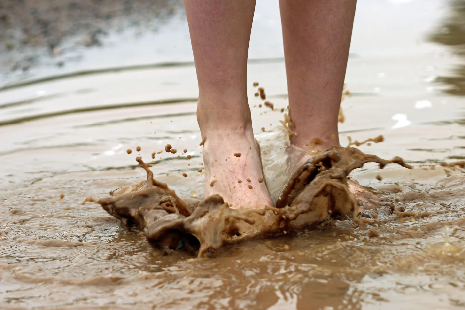 高雄市衛生局提醒,災後清理應備齊防護裝備,勿赤腳或穿拖鞋。示意圖