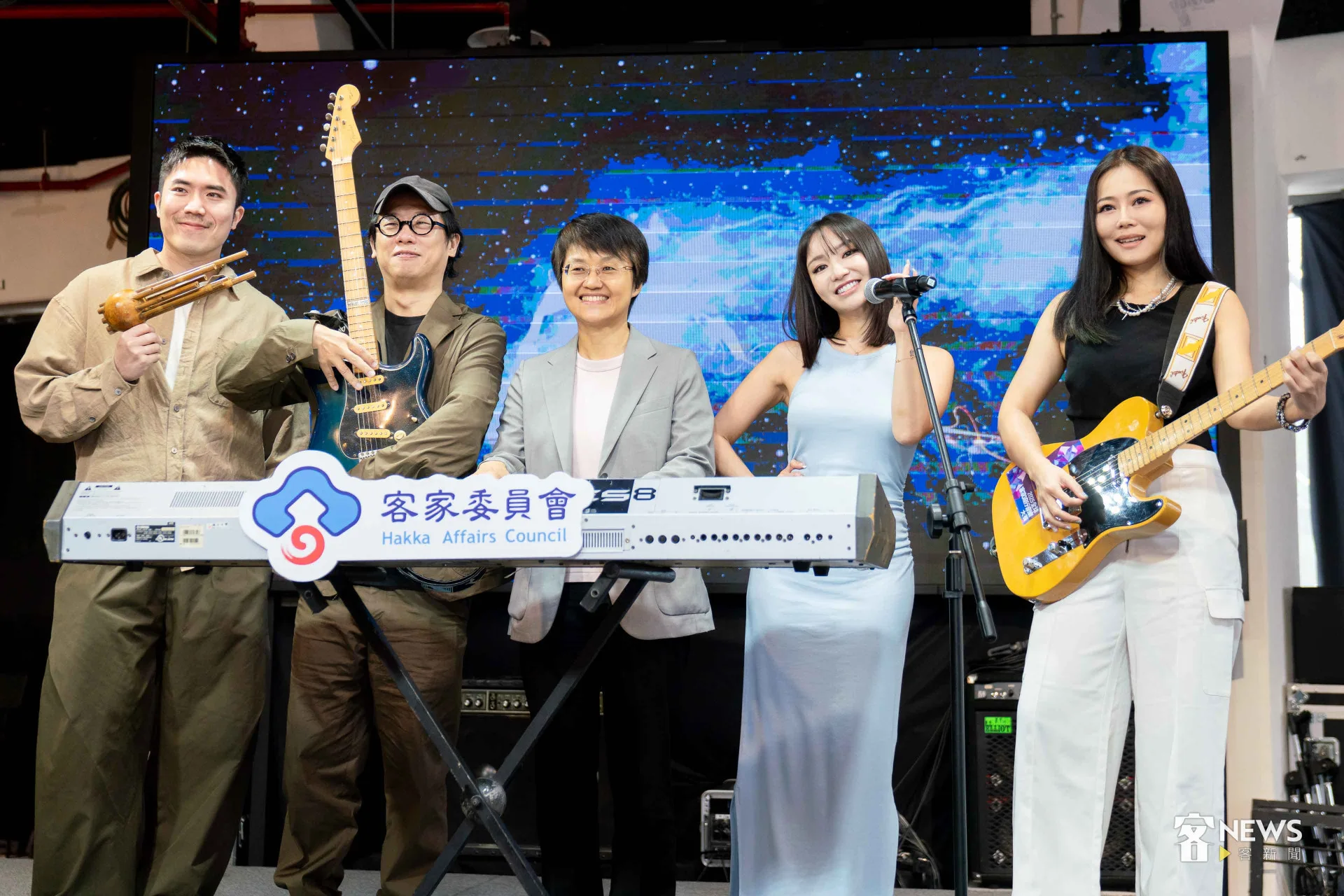 楊智博（左起）、柯智豪、古秀妃、陳芳語及林沛蕎拿起樂器，用樂團的形式為全球客家流行音樂大賽代言。李台源攝影