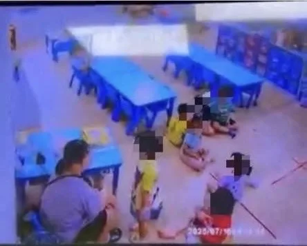 竹南一知名幼兒園老師（圖左坐著）打小朋友耳光。翻攝畫面