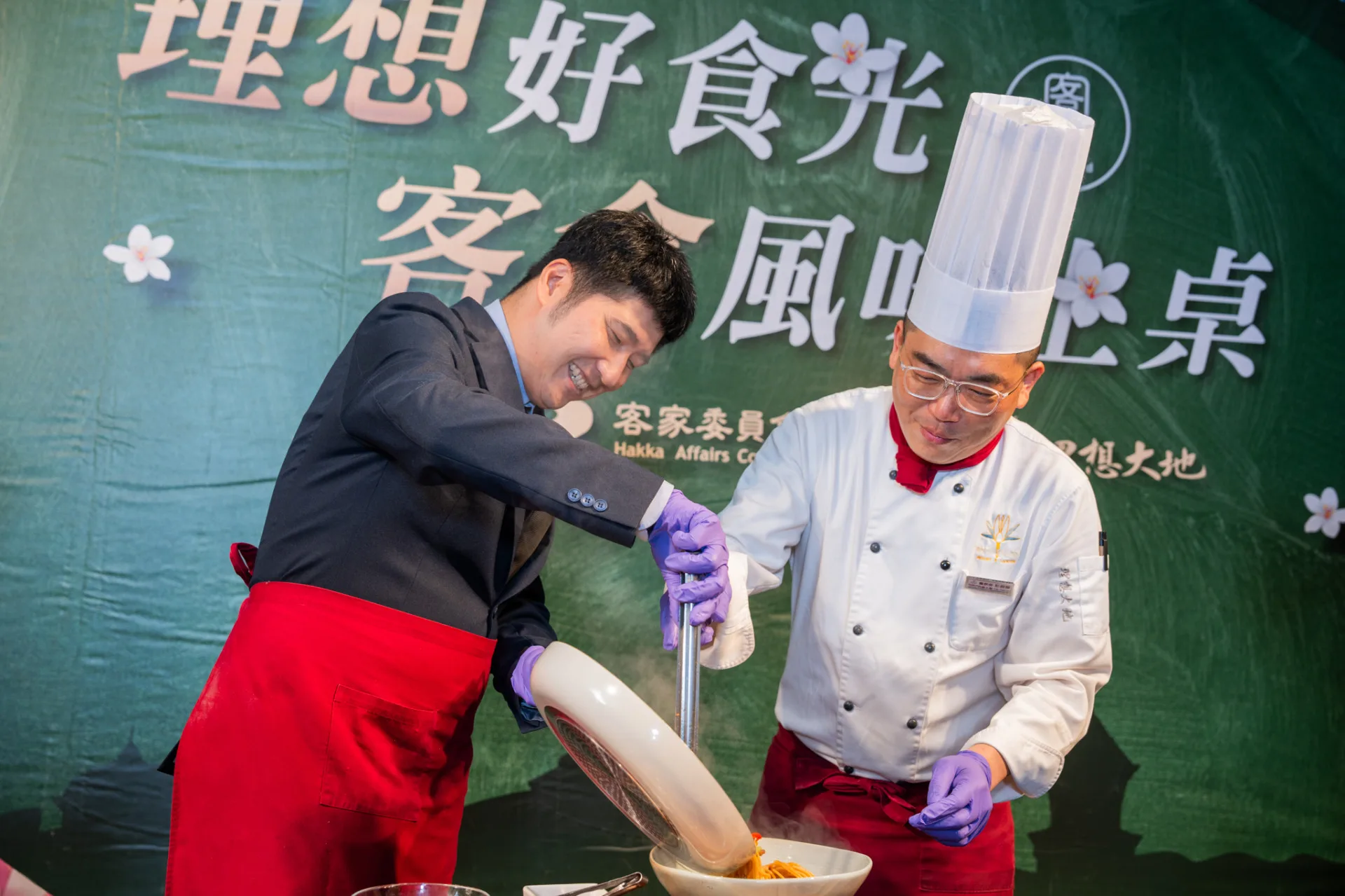 記者會現場嘗試「哈客小炒義大利麵」料理製作。客委會提供