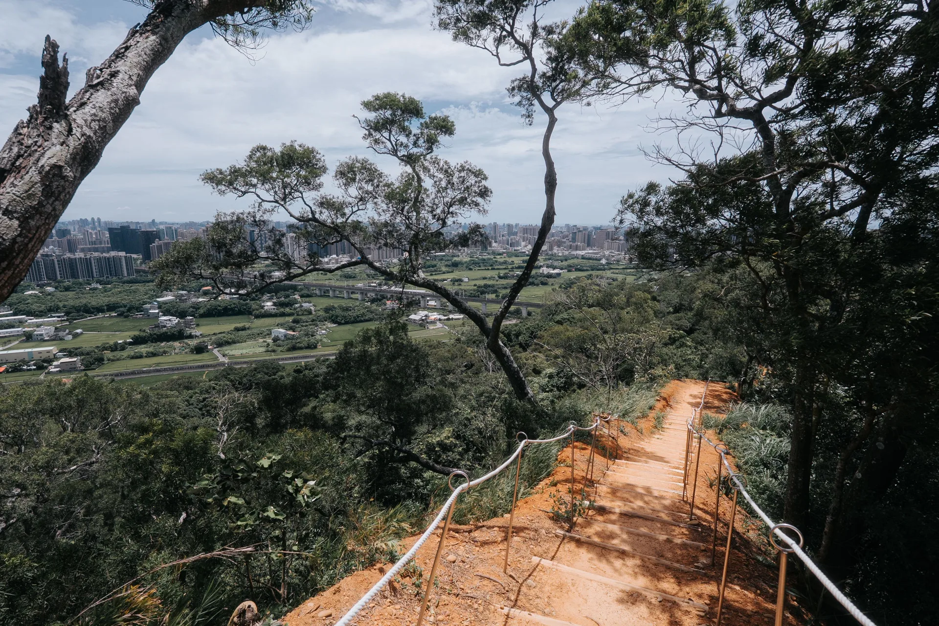 文山步道深受民眾喜愛,行進間可眺望竹北市區風景。新竹縣政府提供