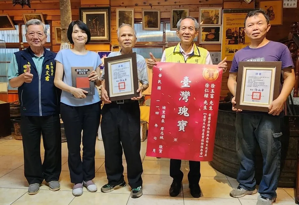 南投縣政府今年公告登錄「台灣天然漆產業技術」為南投縣文化資產保存技術，並認定徐玉富（中）、徐仁樑（右）為保存者。埔里鎮公所提供