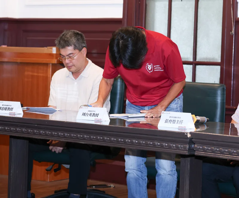 台師大女足抽血案成社會關注焦點，涉案教練周台英（右）19日首度出面，向受害學生、社會大眾致歉。中央社