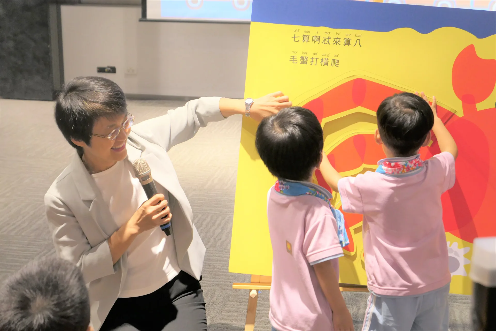 古秀妃與小朋友互動大型翻翻書。