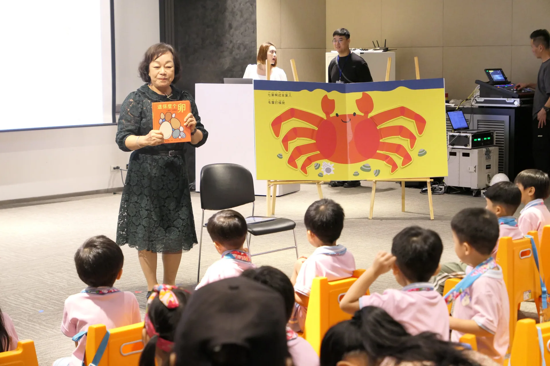 「客語薪傳師」鍾日英老師擔任客語說故事媽媽，呈現《這係麼个卵》翻翻書。客委會提供