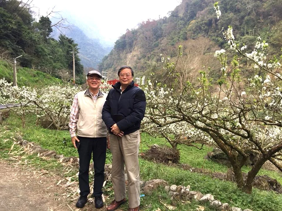 曾晴賢教授(左)與清大同合照。翻攝自曾晴賢教授網站