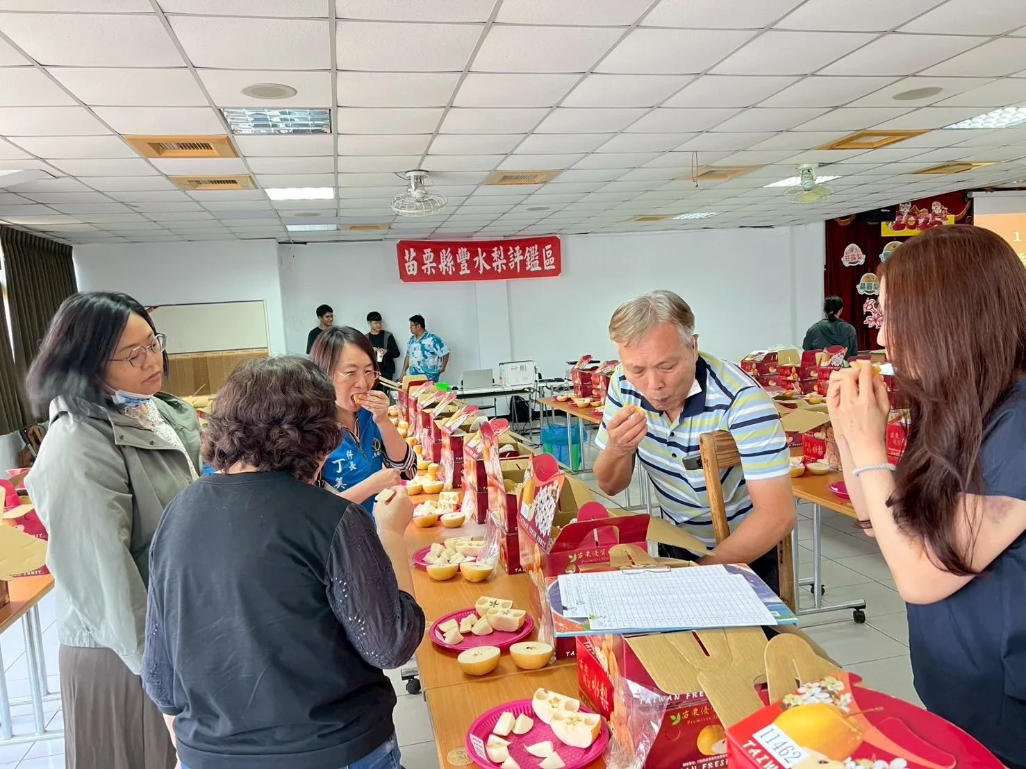 苗栗縣豐水梨果品評鑑競賽頒獎暨行銷活動。豐水梨評鑑中已選出26組優質水梨。翻攝自農民栗 臉書