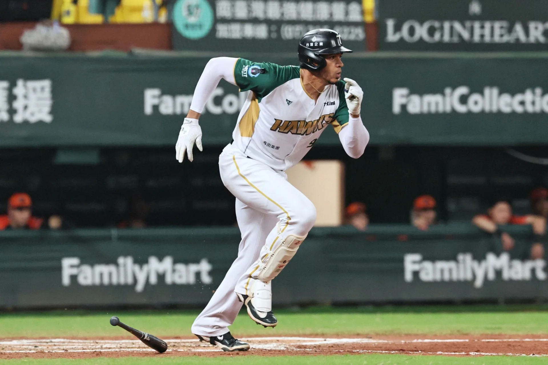 昨（22）日雄鷹迎戰統一7-ELEVEn獅隊，魔鷹正常出賽，擔任先發第4棒，他也擊出高飛犧牲打，送回團隊第1分，最終以7：1拿下勝利。翻攝自台鋼雄鷹 臉書