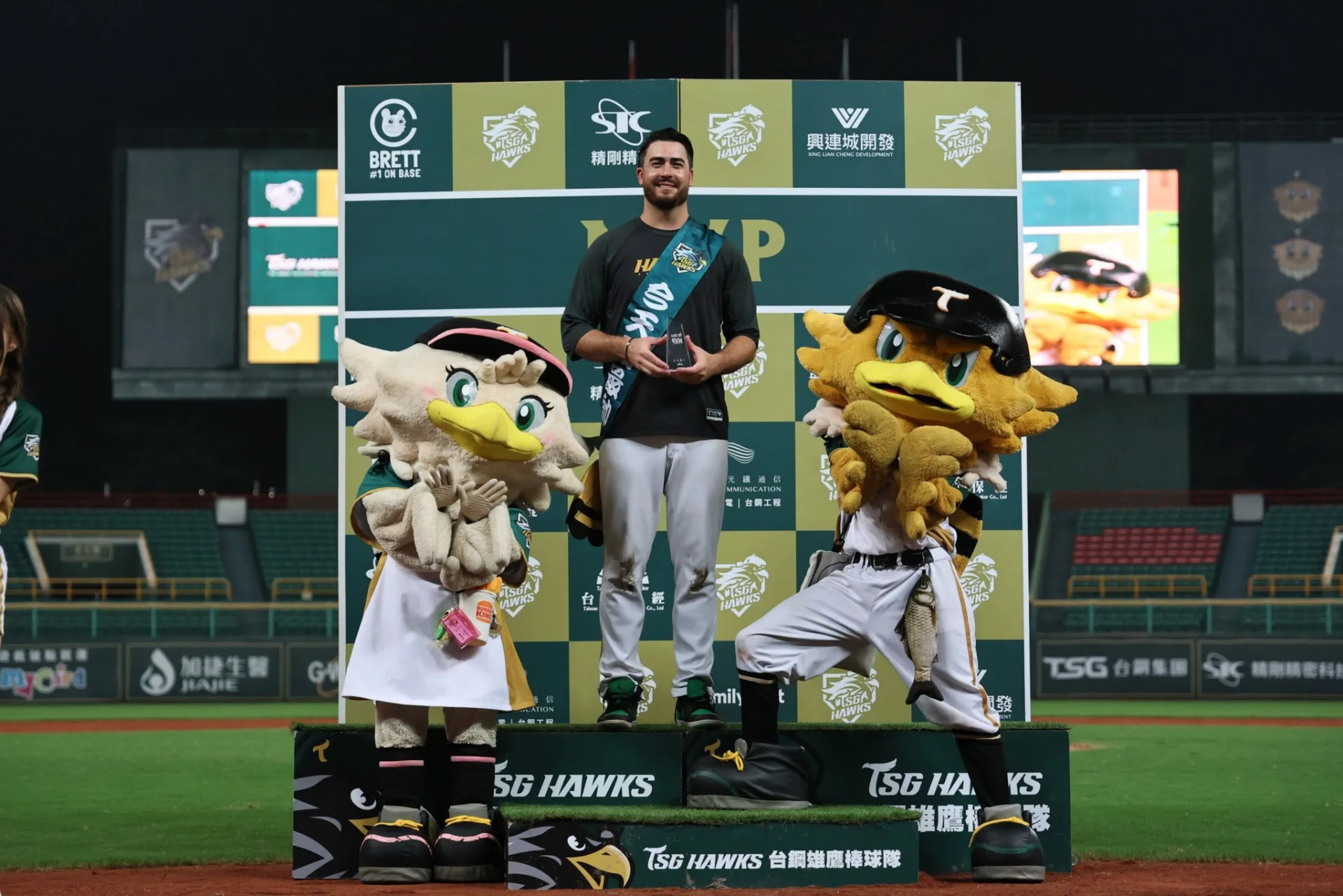 雄鷹隊先發投手艾速特（Eric Stout）展現壓制力，獲選單場MVP。翻攝自台鋼雄鷹 臉書