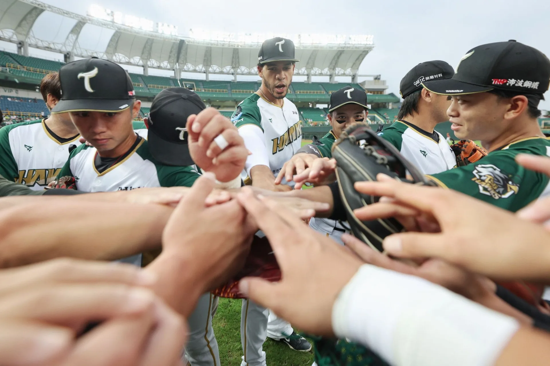 雄鷹全隊也繫上黑絲帶出賽；魔鷹上場打擊時，現場應援不使用音響，以人聲來鼓舞大哥，沒有音樂，只有掌聲。翻攝自台鋼雄鷹 臉書