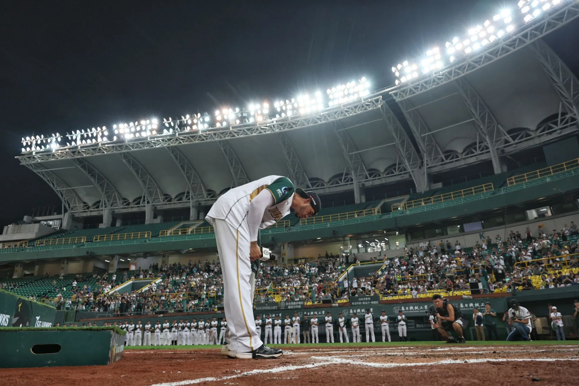 賽後魔鷹上場對球迷講話，他感謝大家的鼓勵。翻攝自台鋼雄鷹 臉書