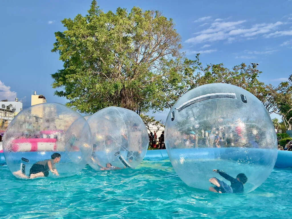 旗津氣墊水樂園今年推出六座精彩設施。高市府提供