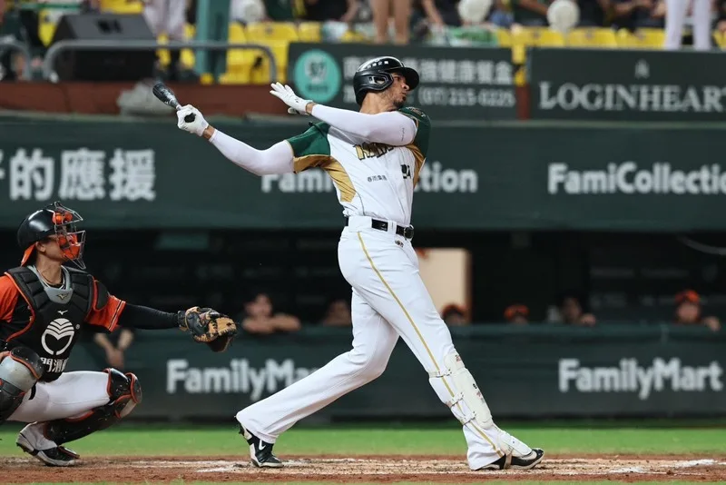 中華職棒台鋼雄鷹隊洋砲魔鷹（Steven Moya）（中）的老婆日前逝世，魔鷹22日仍選擇正常出賽、先發扛4棒，首打席全場球迷起立鼓掌，全場總計2打數沒有敲出安打，有1次四壞保送、1分打點。台鋼雄鷹隊提供