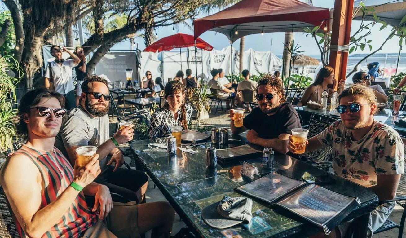 旗津沙灘吧享受度假時光。高市府提供