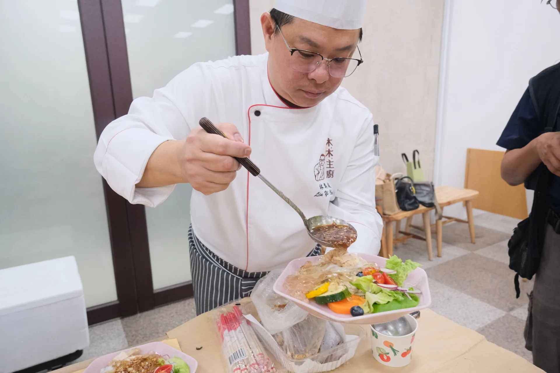 今年特地研發獨一無二的愛玉饗宴，將新埔粄條，加入紅九愛玉，以健康、低熱量為特色，讓遊客感受夏日清新的愜意。竹縣府提供