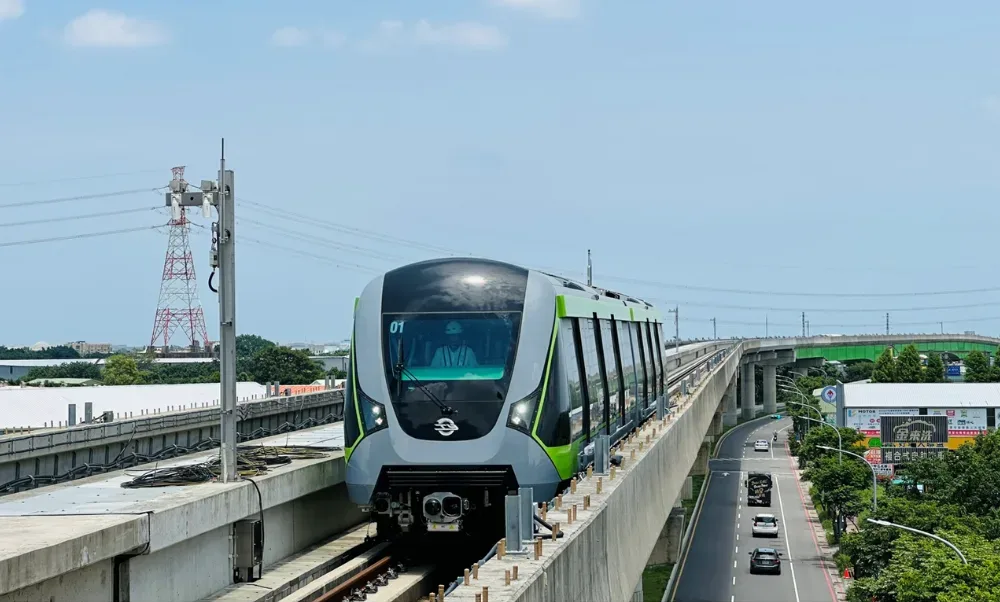 捷運綠線列車高架段動態測試。桃市府捷工局提供