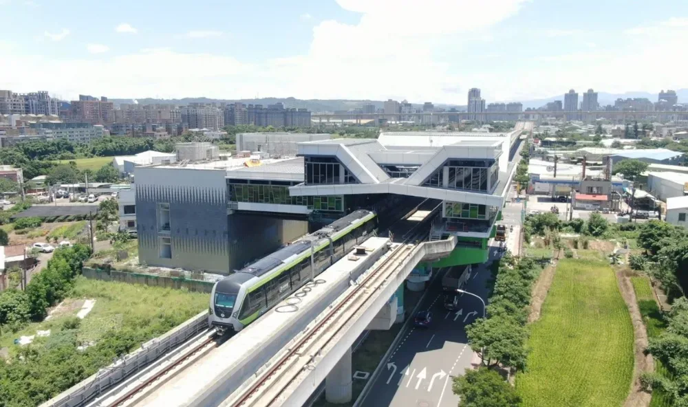 捷運綠線列車高架段動態測試。桃市府捷工局提供