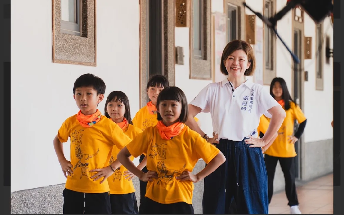 客家局長與插角國小跳出今年義民祭主題曲客家歌曲 NEW TAIPEI CITY HAKKA。新北市客家事務局提供