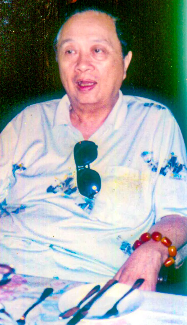 邱慶彰曾是建台中學樂隊隊長，1951年縣長選舉支持校長黃運金，曾率樂隊坐上卡車下鄉吹奏助選。他考上台大政治系，與連戰同窗，第五屆苗栗縣長選舉，他代表劉派以無黨籍挑戰爭取連任的林為恭，輸了17鄉鎮，但公館卻贏了林為恭。何來美攝