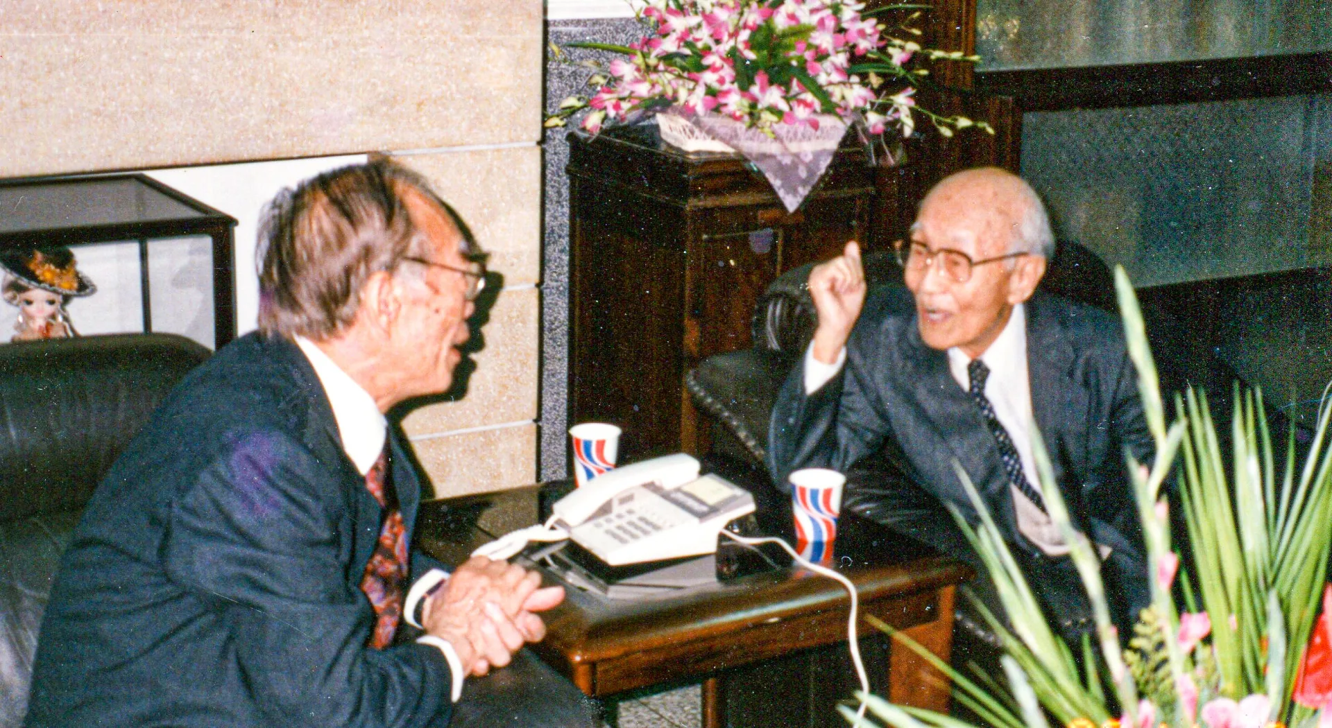 黃運金（右）、劉闊才1951年分是建台中學校長、董事長，因首屆苗栗縣長選舉交惡，分成為黃、劉兩派祖師爺，直到1989年的3項公職（立委、縣長、省議員）選舉才握手言和。1993年劉闊才辭世，黃運金也到場送行。吳喜松提供