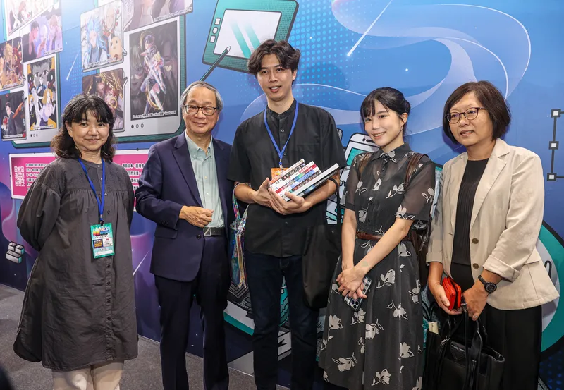 2025第24屆漫畫博覽會在台北世貿一館盛大登場，李遠（左2）24日到場看展，與台灣漫畫家謝東霖（中）、左萱（右2）合影。中央社