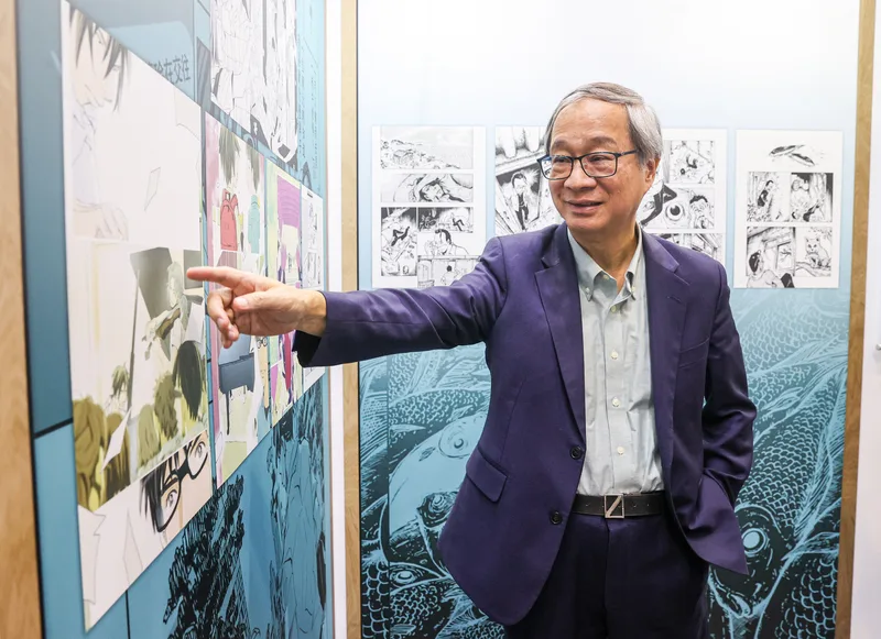 2025第24屆漫畫博覽會24日起在台北世貿一館展出，李遠（圖）來到「台漫滿開．百花繚亂」展區欣賞作品。