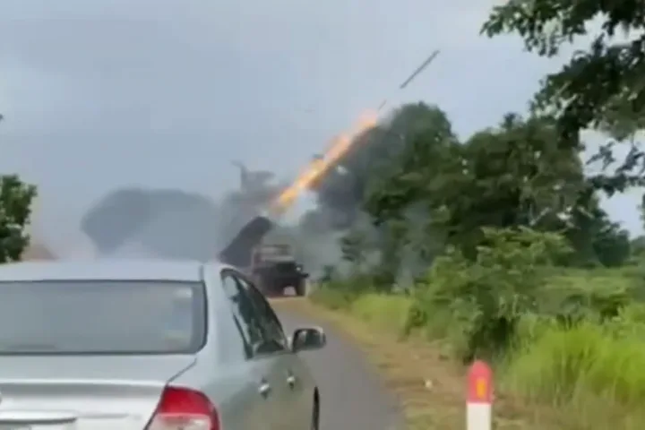 柬埔寨與泰國兩邊軍隊今早在爭議邊境地帶交火。翻攝RAMOS KH CHANNEL