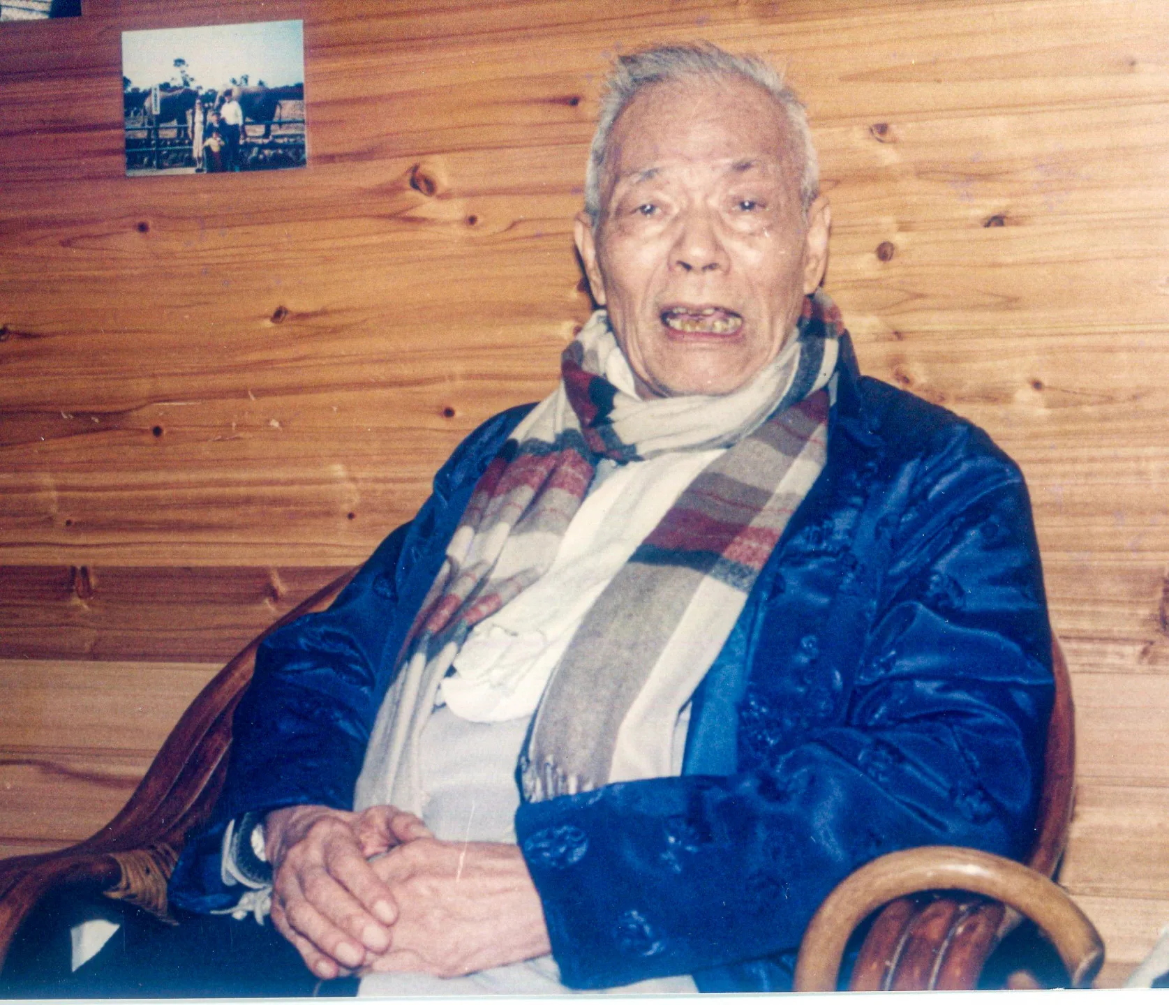 劉定國（1913–1997）本名劉玉雲，日治時期到南京念中央軍校抗日，光復後回台擔任新竹縣防衛司令，在劉闊才支持下參選首屆苗栗縣長，雖當選，因遭檢舉還有軍人身份被判當選無效，之後才當選第二、三屆縣長、省議員、國大代表，圖為他的晚年照。何來美攝