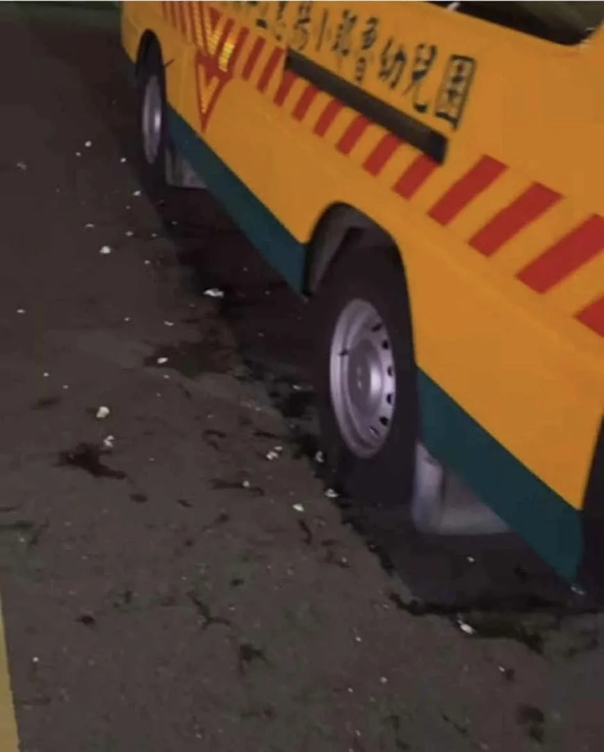 竹南教保員掌摑4歲童，幼兒園娃娃車遭蛋洗。翻攝自陳光軒FB