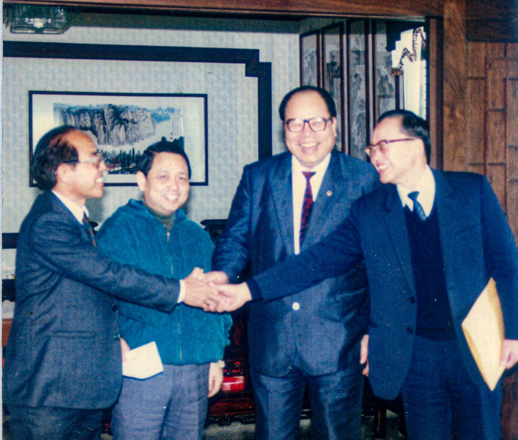 1990年代初苗栗縣長張秋華（右二）、教育局長胡鍊輝（右一）在黃派幹事長吳明波（左一）陪同下，拜會立法院秘書長劉碧良（左二），拜託劉碧良轉達給劉闊才、劉國昭父子，盼取得西湖鄉槺榔埔學產地，以爭取國立暨南大學在苗栗設校，結果沒有下文。何來美攝