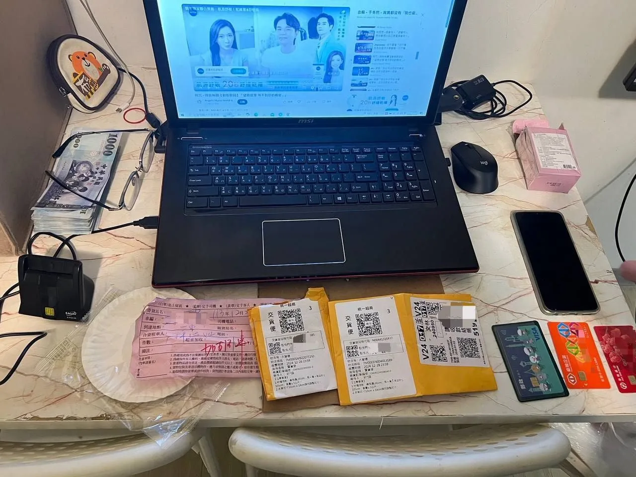 詐騙集團成員從事詐欺取簿及提領現金等工作。苗栗縣警察局提供