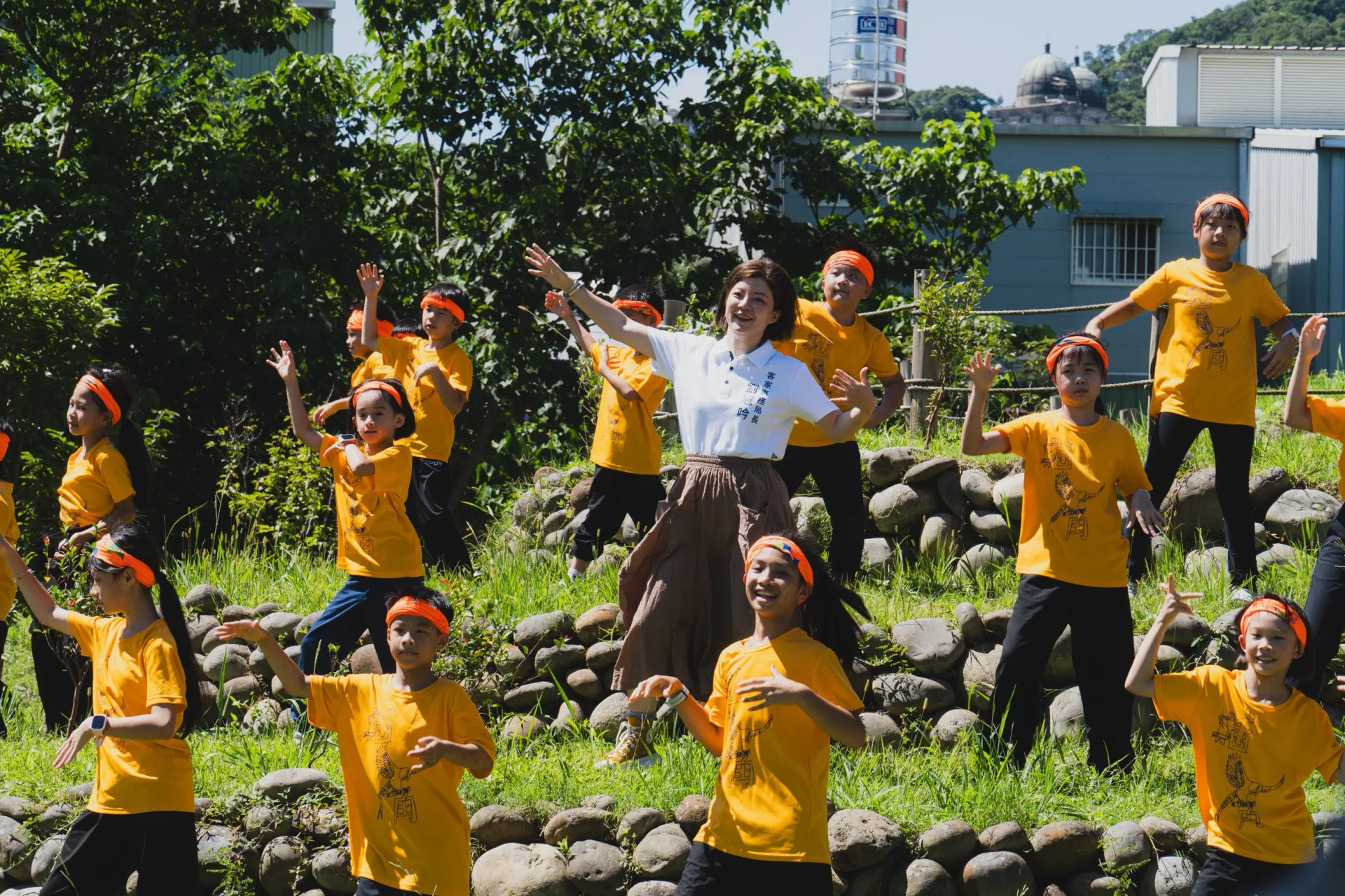 客家局長與插角國小跳出今年義民祭主題曲客家歌曲 NEW TAIPEI CITY HAKKA。新北市客家事務局提供