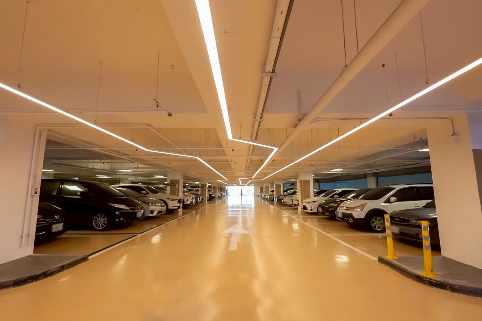 竹北光明商圈「公二停五」地下停車場全新翻修。竹北市公所提供