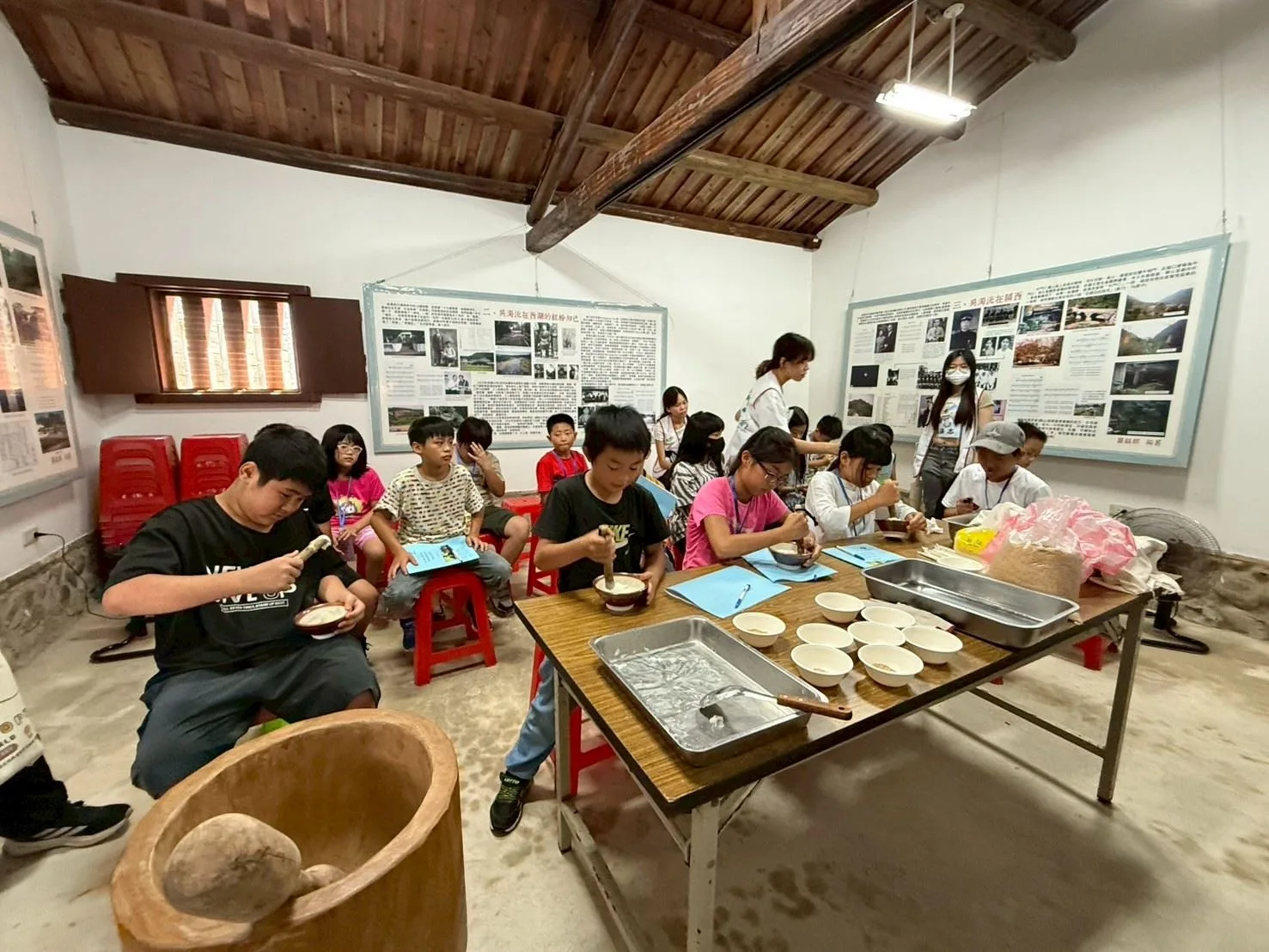 孩童製作客家粢粑。新竹縣政府提供