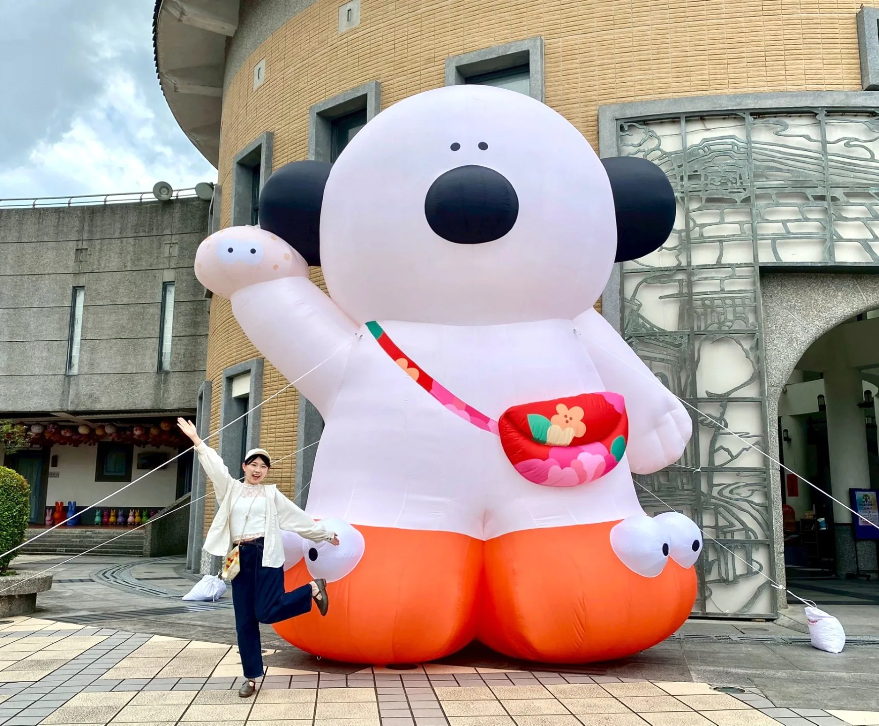 「小圓麵包打卡氣偶」打卡新熱點！和小圓麵包一起留下屬於你的客家日常。新北市客家事務局提供