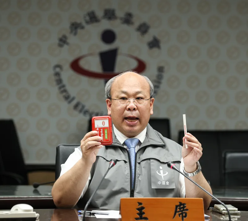 中選會副主委陳朝建說明,請投票人使用選委會提供的圈選工具,切勿聽信選務不實訊息。中央社
