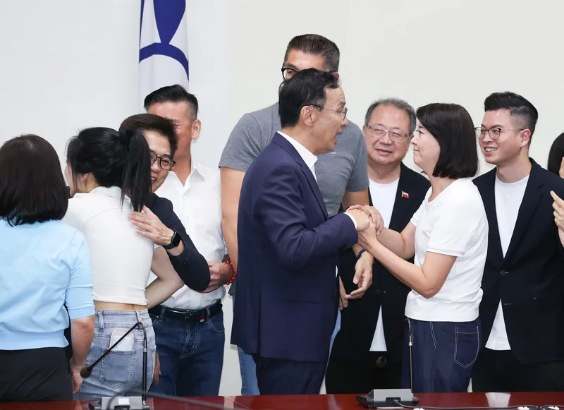 首波罷免投票結果26日揭曉,全數宣告罷免失敗。國民黨主席朱立倫(前右2)晚間在中央黨部舉行記者會發表談話後,和挺過罷免危機的立委王鴻薇(前右)互動致意。中央社